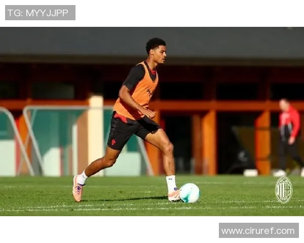 吴彦祖观奖杯片刻，高喊Forza Milan！